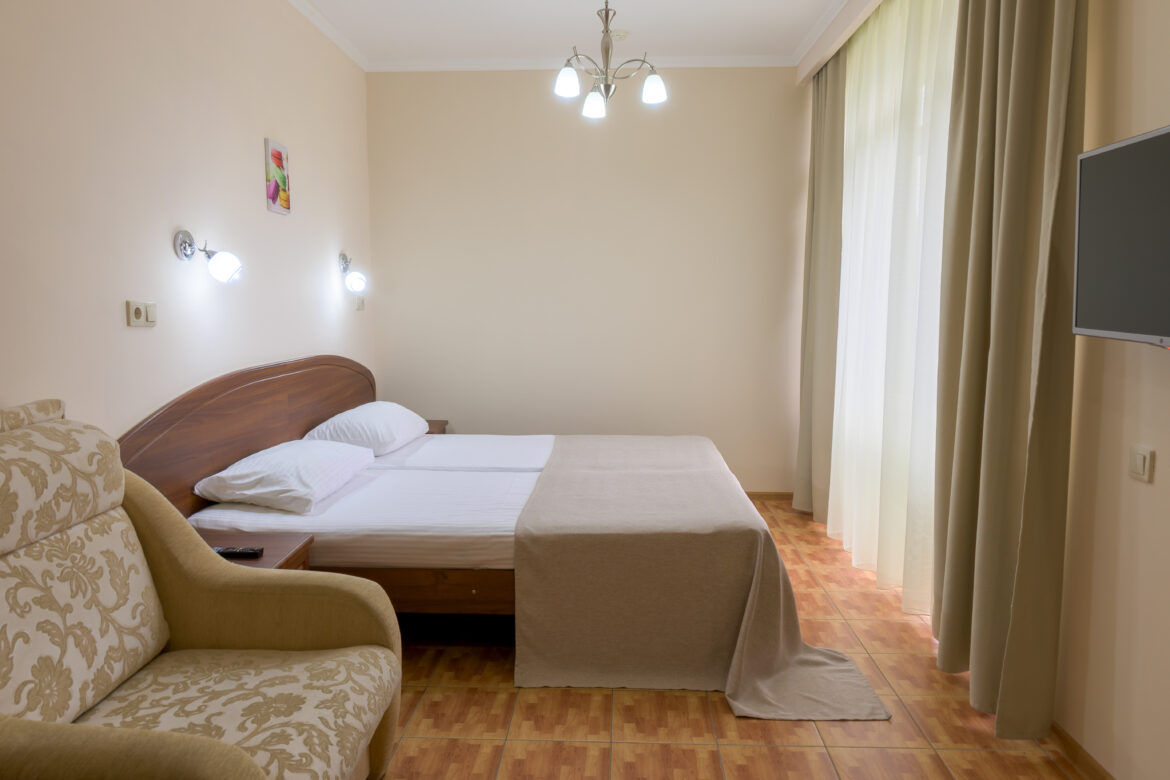 Стандарт 2-местный с балконом (размещение до 3 чел.). Корпус № 2