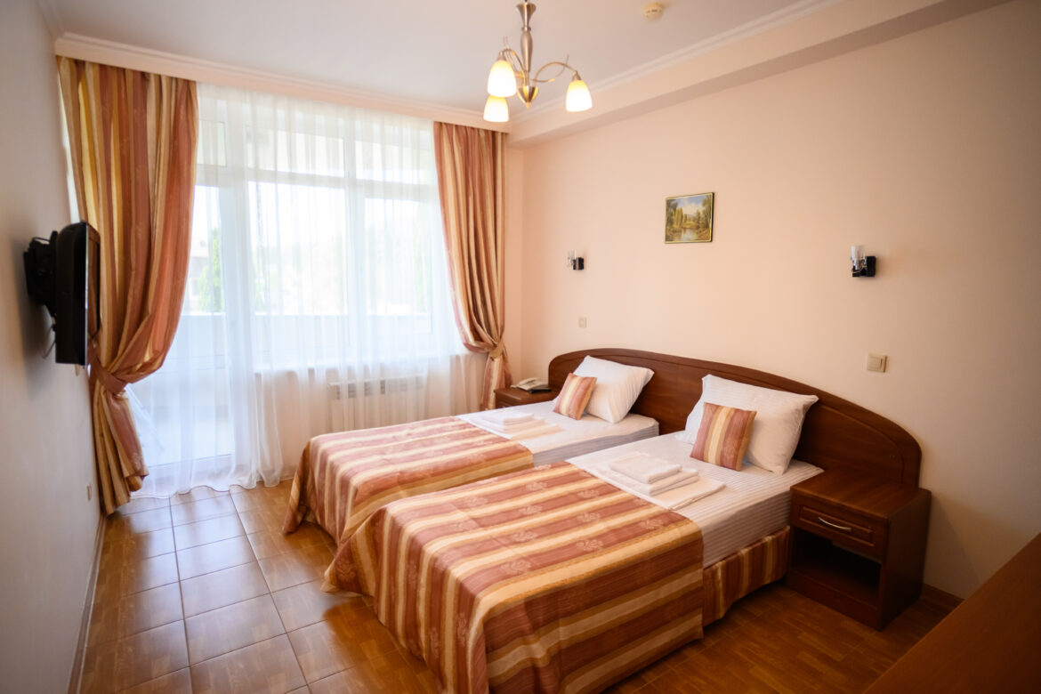 Стандарт 2-местный с балконом — две кровати (главный корпус)