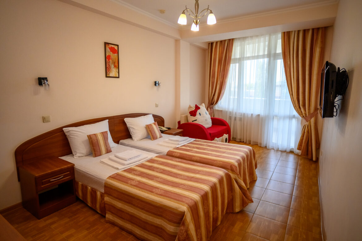 Стандарт 3-местный с балконом раздельные кровати (главный корпус)